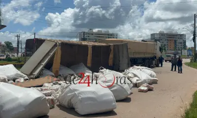 Carreta carregada de açúcar tomba em Rio Branco