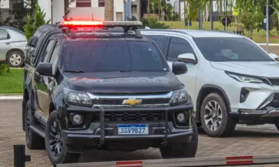 PF cumpre mandado de busca e apreensão na casa de Gladson