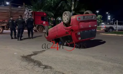 Carro capota ap&oacute;s colis&atilde;o na rotat&oacute;ria da Corrente
