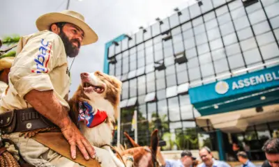 “Vou comprar uma terrinha no Acre”: Recém chegado do Texas, ‘Berranteiro das Américas’ destaca acolhimento