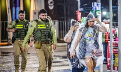 Chuva atrasa início do concurso de rainha gay e trans do Carnaval