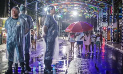 Concurso das realezas gay e trans é mantido mesmo sob chuva