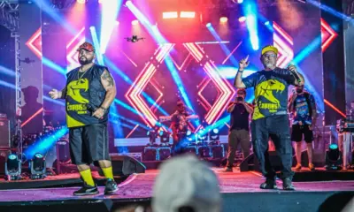 Os Cobras Dance cantam e dançam sucessos do grupo no Carnaval 2026