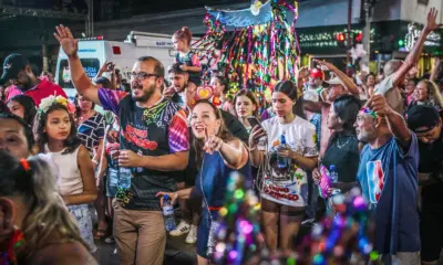 Desfile de bloco arrasta foliões pelo centro de Rio Branco