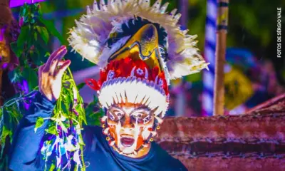 Sob chuva forte, Sambase e 6 é D+ têm desfile adiado para terça (17)