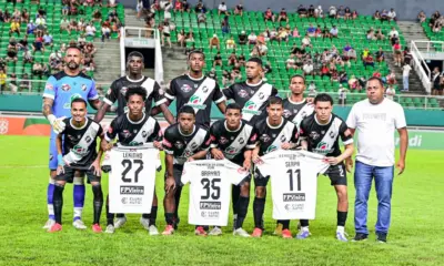 Jogadores do Vasco AC fazem homenagem aos atletas presos por suspeita de estupro antes de jogo