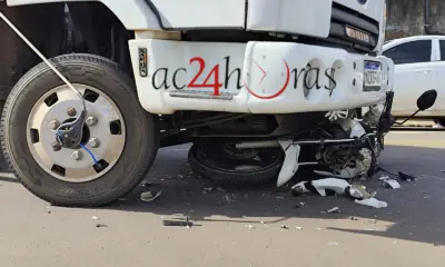Acidente envolvendo caminhão e moto deixa mulher com fratura na perna