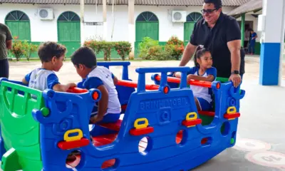 Carlinhos do Pelado entrega mais brinquedos pedagógicos e playgrounds para Educação Infantil