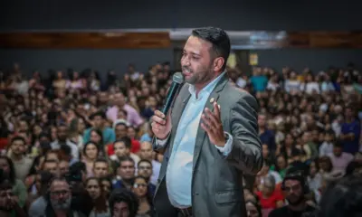 Aberson anuncia recursos para compra de notebooks a servidores da educação