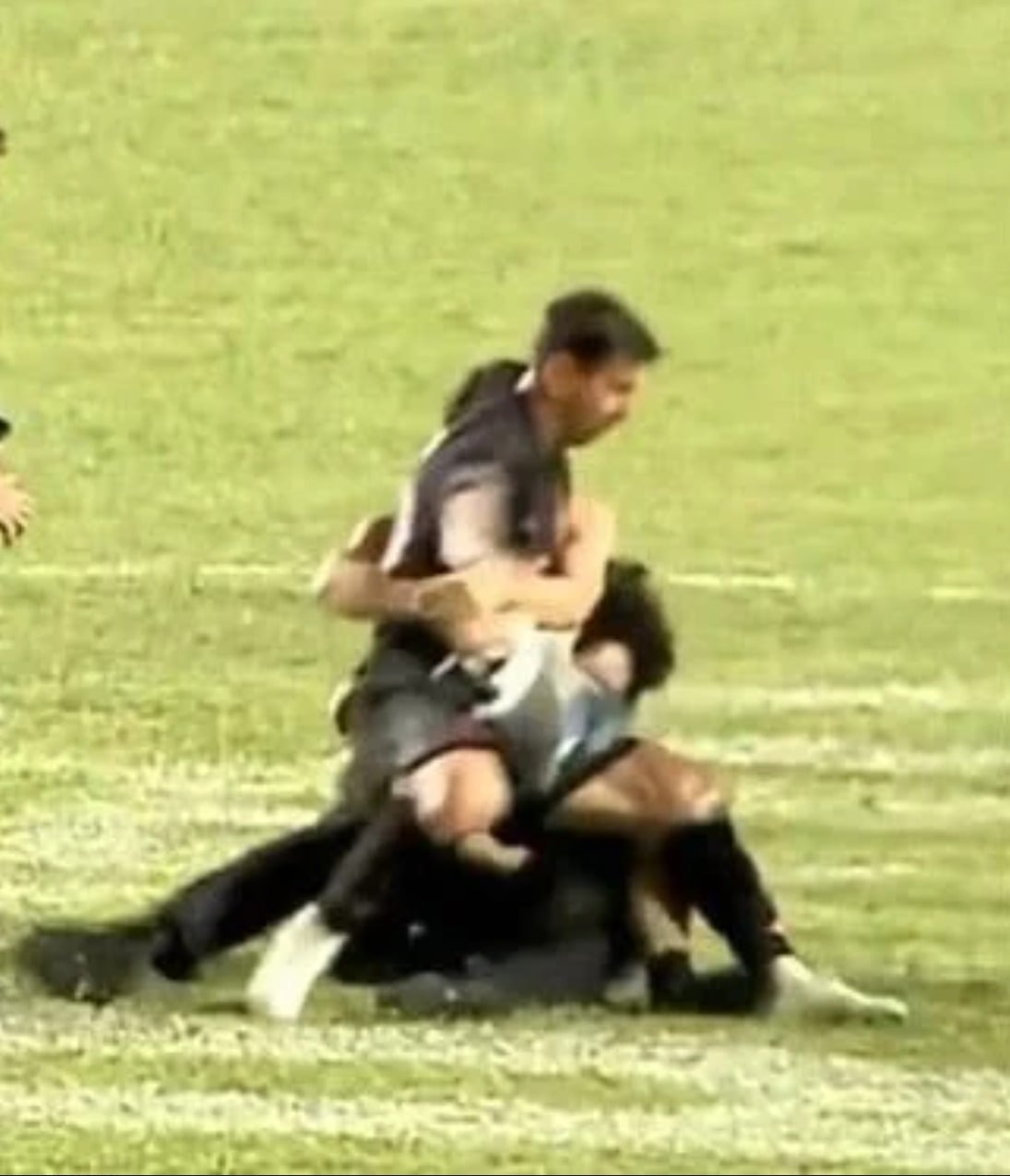 VÍDEO: Messi é derrubado por seguranças que tentavam barrar fãs invasores