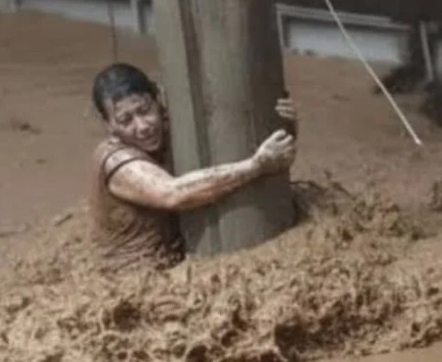 Mulher passa 3 horas agarrada a poste para não ser levada por enxurrada: ‘Pedi a Deus para não morrer’