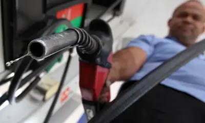 Gasolina cai 16% na refinaria, mas preço sobe 37% nos postos em 3 anos