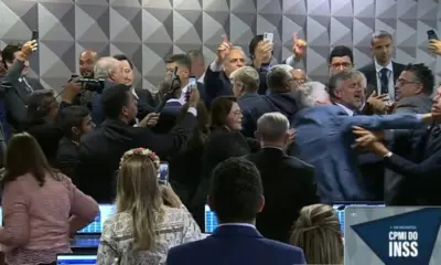 Após derrota, governistas causam confusão e sessão da CPMI é suspensa. Veja vídeo