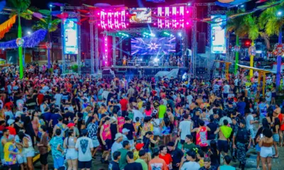 Última noite de Carnaval em Cruzeiro do Sul teve chuva, desfile de blocos e milhares de pessoas na Praça