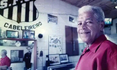 Morre o barbeiro que moldou o topete do Rei Pelé
