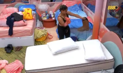 Eliminada da Prova do Líder, Milena desarruma cama e suja roupas de Cowboy