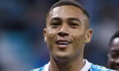 Carlos Vinicius marca de novo, Grêmio vence e avança à semifinal do Gaúcho