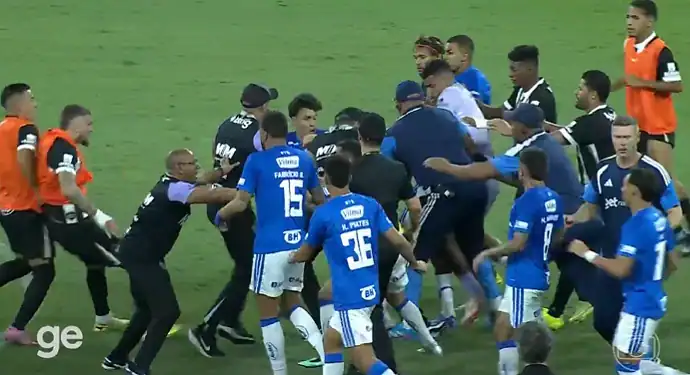 Jogadores trocam socos e chutes em confusão na final do Campeonato Mineiro; ASSISTA