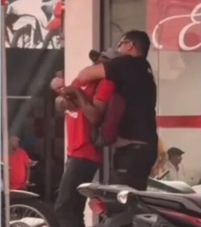 Delegado usa golpe “mata-leão” para imobilizar suspeito foragido por participação em homicídio