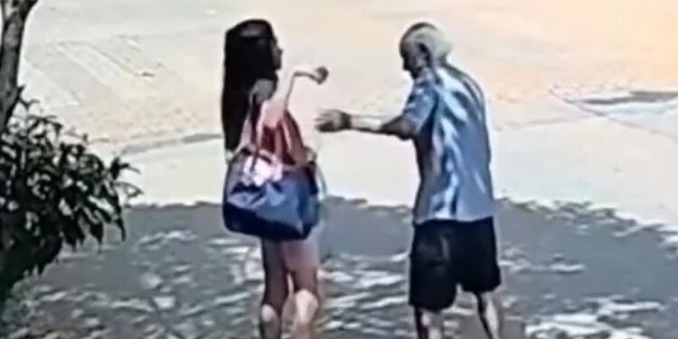 Vídeo mostra mulher roubando idoso de 92 anos ao oferecer ajuda para carregar compras