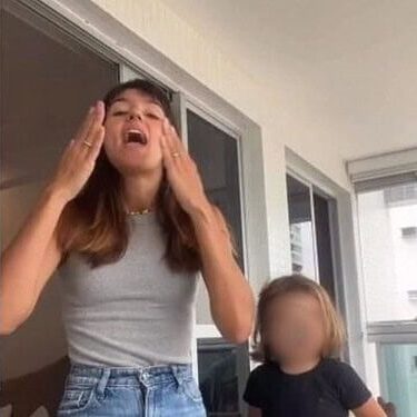 Vídeo de mãe ensinando filha a se proteger de abusos emociona e viraliza; Assista o vídeo