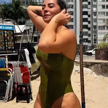 Em cima do jetski! Paolla Oliveira rouba a cena ao surgir com maiô cavado em gravações na praia