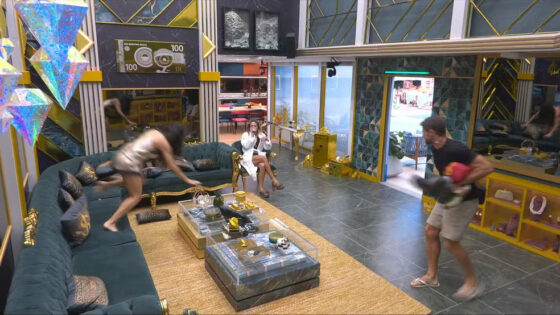 Jordana leva tombo no BBB 26, cai na gargalhada e dispara: “Por que eu sou assim?”