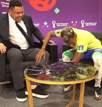 “Passou a mão no joelho”: Vídeo de Rodrygo com Ronaldo Fenômeno antes de lesão é resgatado pela web