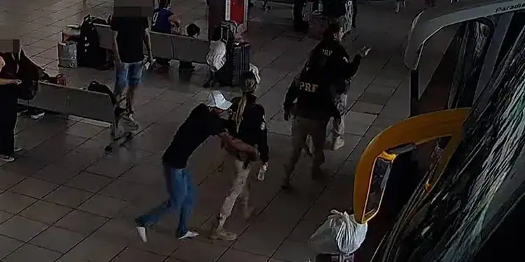 Homem é preso ao tentar tomar arma de policial em rodoviária; veja o vídeo